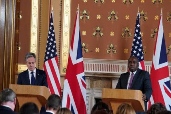 Antony Blinken and David Lammy at lecterns in a gilded room at Britain’s Foreign Office building.